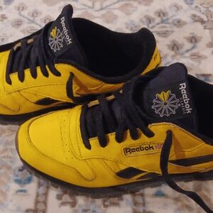 Reebok Women's Classic Yellow and Black Reebok Sneakers Size 7